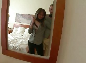 Il se filme en train d'enculer sans état d'âme une femme mariée dans une chambre d'hôtel